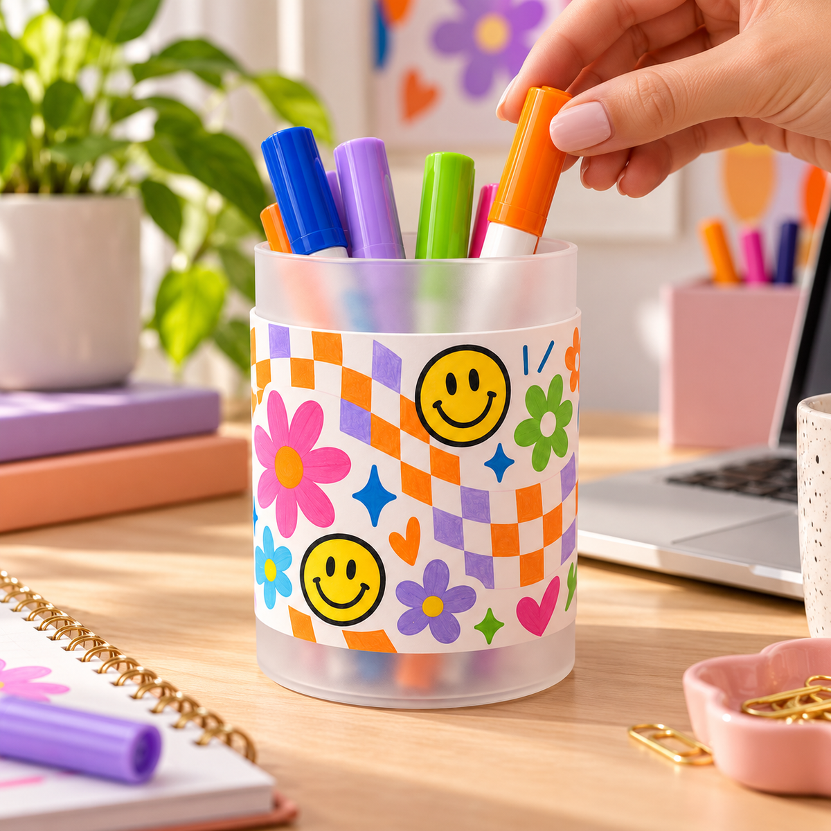 Retro Bloom Pen Holder – Checkerboard & Smiley Design